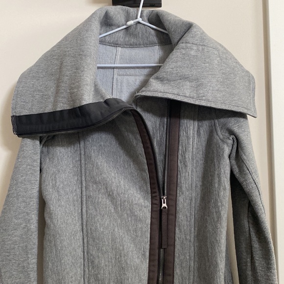 Lululemon coat size 2 - Picture 3 of 5
